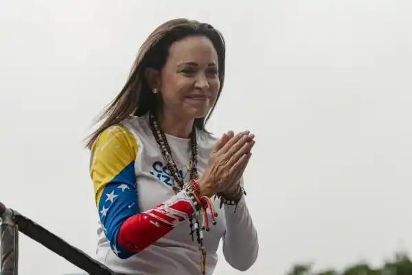 MARÍA CORINA MACHADO. Es una mujer que creyó que la política podía ser un acto de dignidad, incluso cuando todo alrededor se derrumbaba.