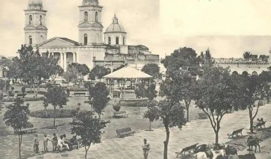 Recuerdos fotográficos: la piedra hamburguesa de la plaza