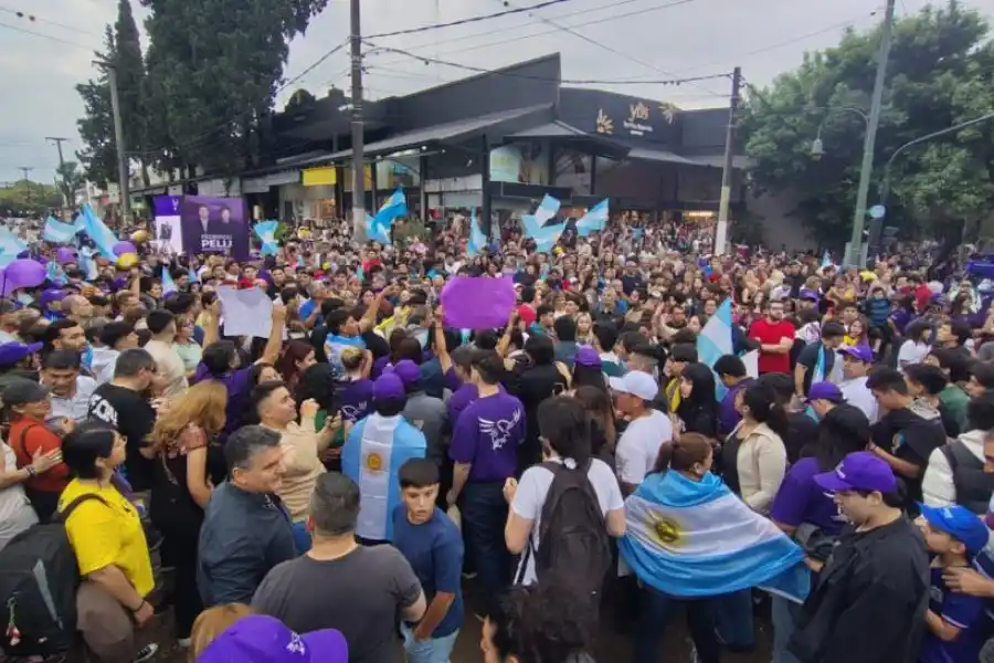 APOYO LIBERTARIO. Unos 3.000 seguidores de La Libertad Avanza se acercaron al acto, según organizadores.