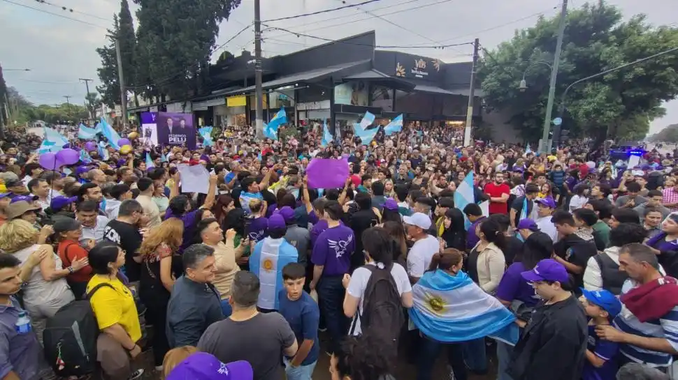 APOYO LIBERTARIO. Unos 3.000 seguidores de La Libertad Avanza se acercaron al acto, según organizadores.