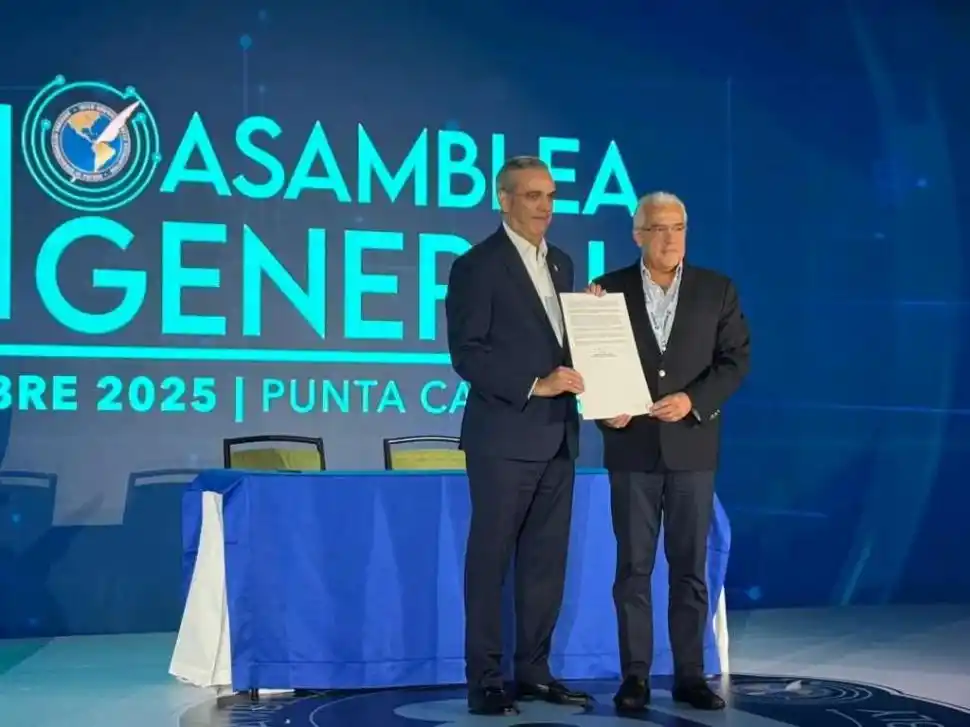 ACTO. Luis Abinader y el presidente de la SIP, José Roberto Dutriz.