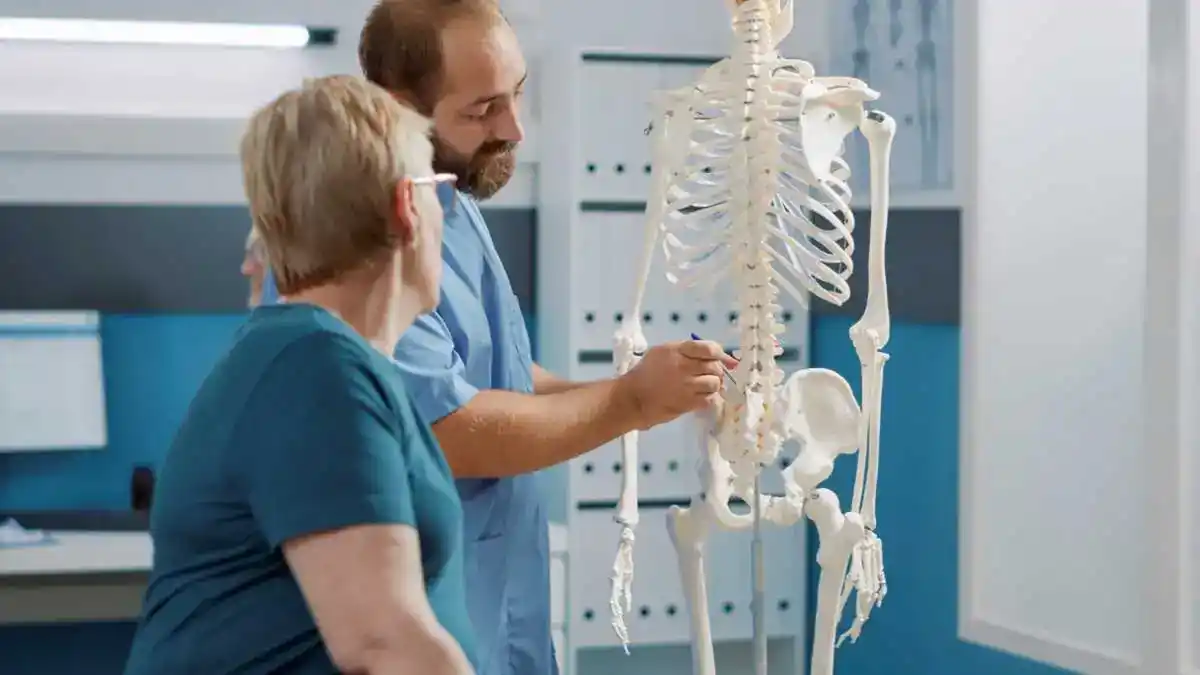 Día Mundial de la Osteoporosis: los primeros síntomas de una enfermedad silenciosa