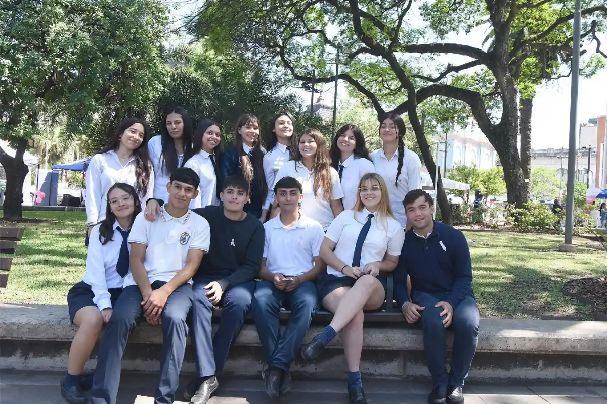 EN GRUPO. Los alumnos de 5° A que se involucraron en la iniciativa de cambiar los teléfonos por conexiones cara a cara dentro de la escuela. LA GACETA/ FOTO DE ANALÍA JARAMILLO.