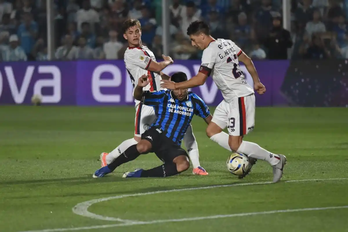 ENREDADO. Bajamich lucha entre dos rivales, a punto de caer al suelo. Atlético no pudo abstraerse del mal clima y sufrió una dura derrota.