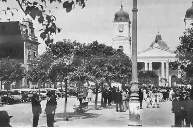 Recuerdos fotográficos: La “vuelta del perro” por la plaza Independencia