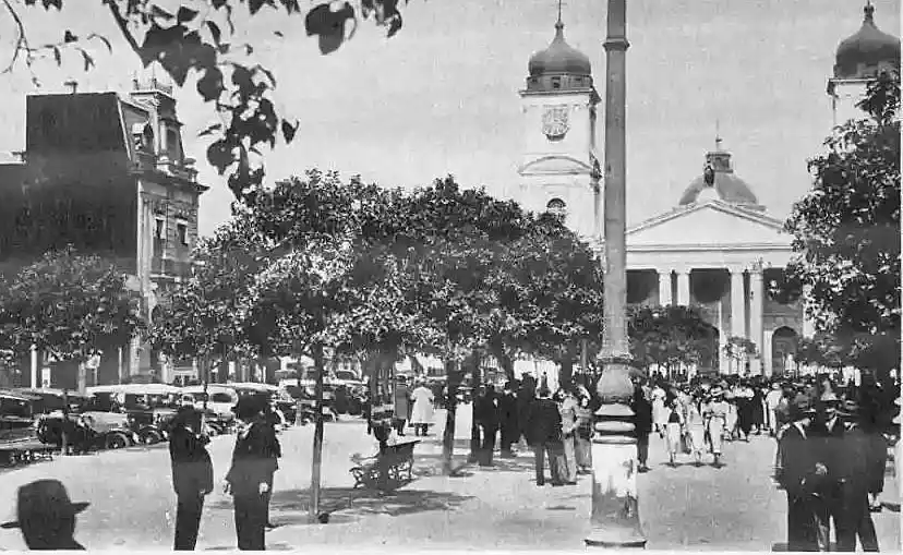 Recuerdos fotográficos: La “vuelta del perro” por la plaza Independencia