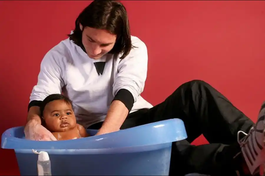 RECUERDO ICÓNICO. La foto de Lionel Messi sosteniendo a un bebé Lamine Yamal en una campaña del Barcelona volvió a tomar relevancia casi dos décadas después.