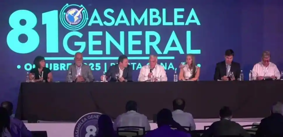 LA SESIÓN. El Consejo Ejecutivo de la Sociedad Interamericana de Prensa, al elegir las nuevas autoridades, en el cierre de su asamblea anual en Punta Cana.