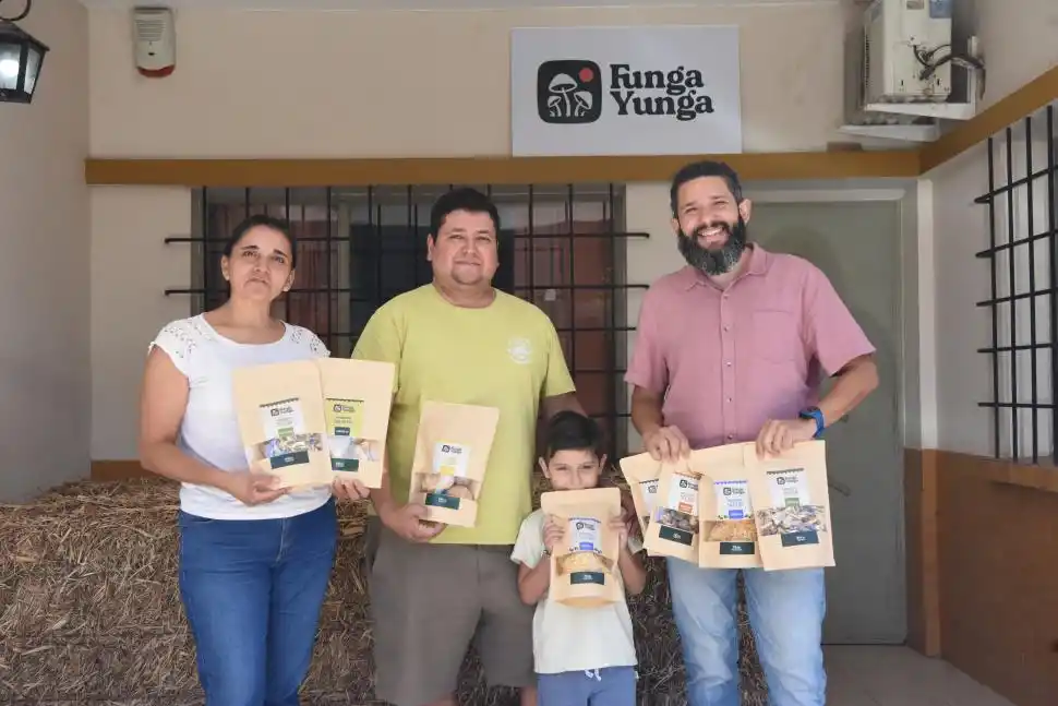 EQUIPO COMPLETO. Alicia, Andrés, su hijo, y Joel, son las caras visibles del emprendimiento.