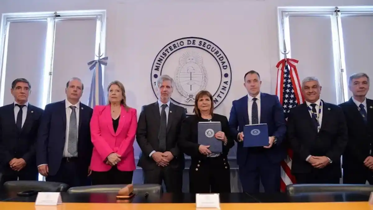 El Gobierno de Milei firmó acuerdos con el FBI para fortalecer la investigación criminal