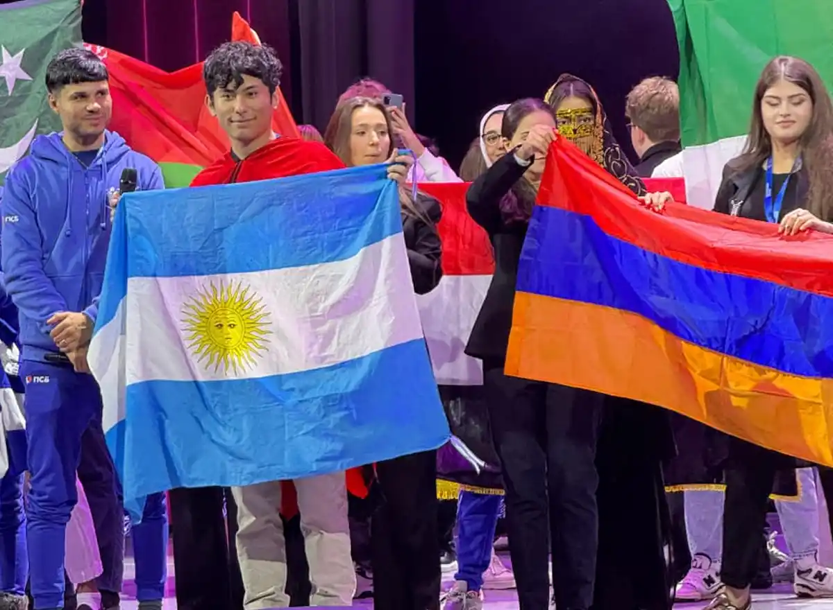 SU APORTE. Mauricio también es coautor del libro ''Voces del Futuro'' junto a otros jóvenes del mundo. / CORTESIA MAURICIO CASTRO