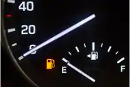 Cuánta nafta debe quedar en el tanque para volver a cargar, según expertos