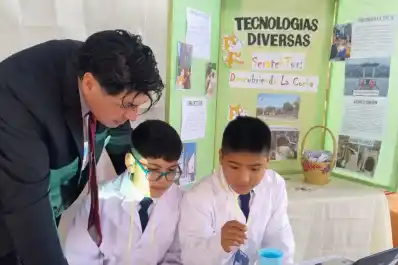 Creatividad y tecnología: estudiantes tucumanos dieron vida a robots de cartón y material reciclado