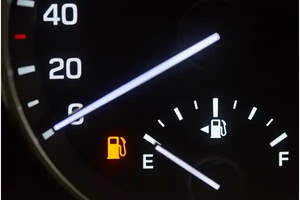 Cuánta nafta debe quedar en el tanque para volver a cargar, según expertos