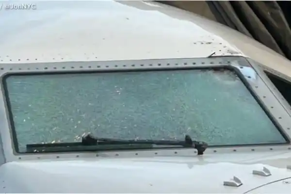 Misterioso choque en plena altura: un objeto espacial reventó el parabrisas y desvió un avión de United Airlines