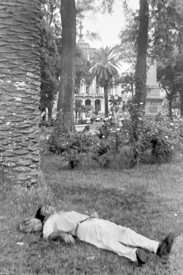 Recuerdos fotográficos: el placer (o la necesidad) de dormir en la plaza Independencia