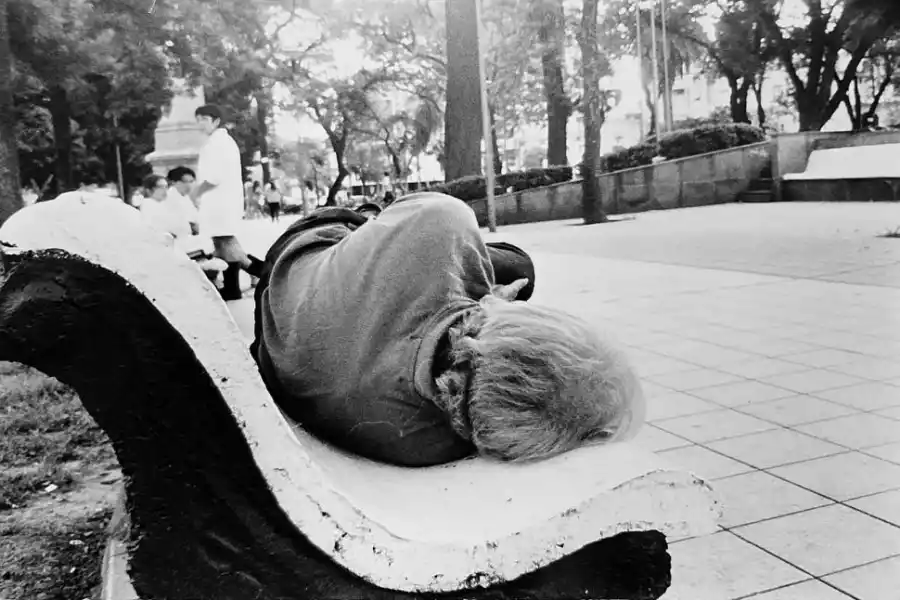 Recuerdos fotográficos: el placer (o la necesidad) de dormir en la plaza Independencia