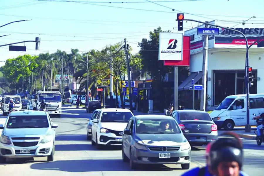 CONGESTIÓN. Cada día miles de vehículos circulan por Solano Vera.