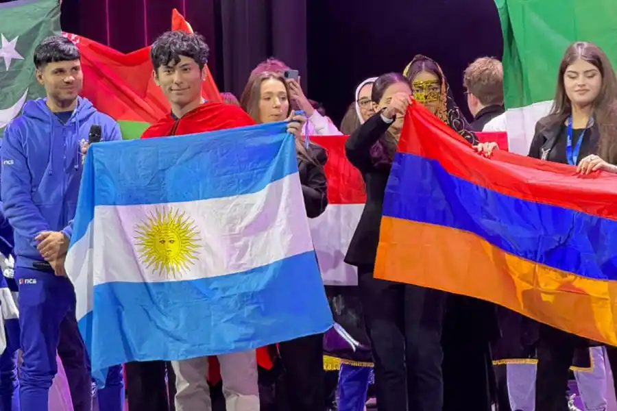 SU APORTE. Mauricio también es coautor del libro ''Voces del Futuro'' junto a otros jóvenes del mundo. / CORTESIA MAURICIO CASTRO