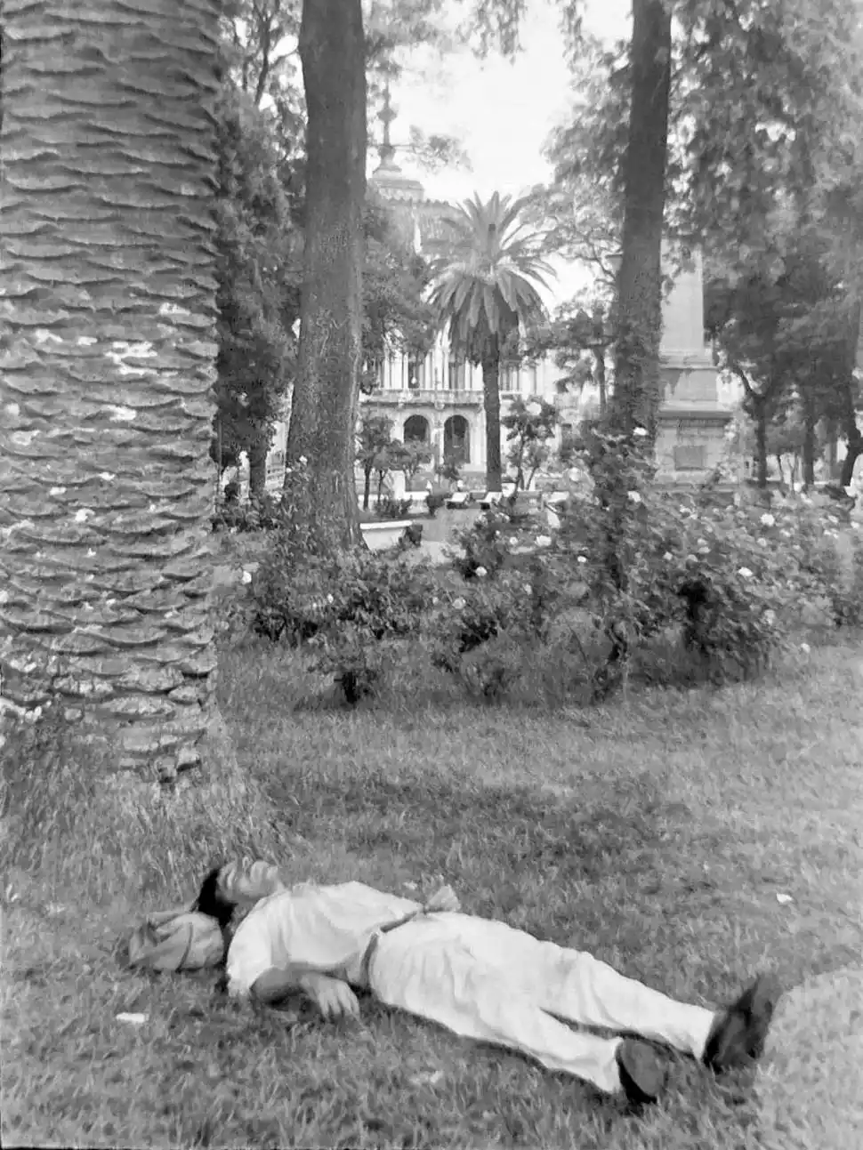 Recuerdos fotográficos: el placer (o la necesidad) de dormir en la plaza Independencia