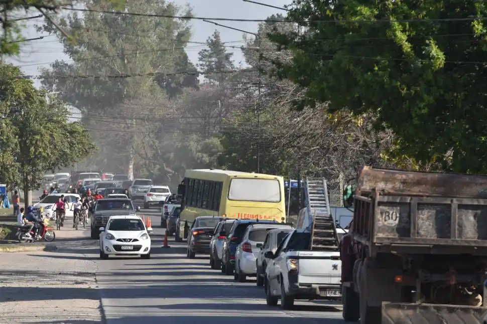 SATURADA. La avenida Solano Vera, una de las más transitadas de Yerba Buena, será ensanchada y tendrá una mano más de cada lado.