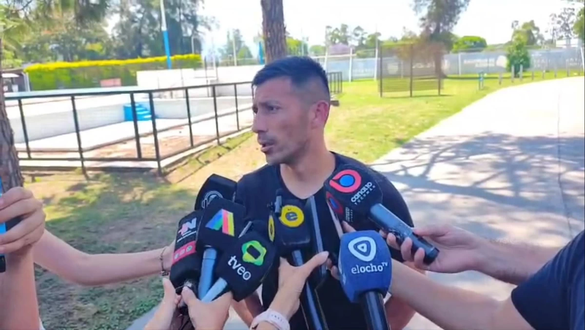 Guillermo Acosta dio una conferencia de prensa en el complejo José Salmoiraghi.