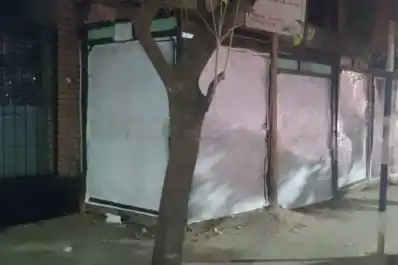 Bussi comenzó a tapar los carteles con la imagen de Milei tras el fallo judicial