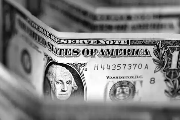El dólar toca el techo de la banda y el Banco Central vende