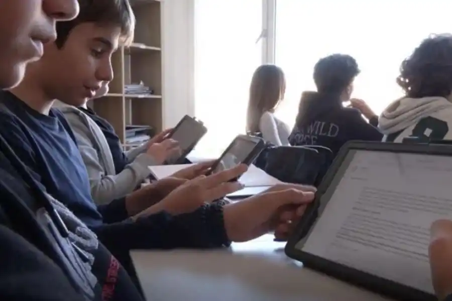 CLAVE. Recomiendan encontrar armonía entre el uso de pantallas y el aprendizaje tradicional.