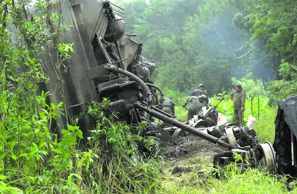 Recuerdos fotográficos: 2003. Saquean 180 toneladas de soja del tren descarrilado