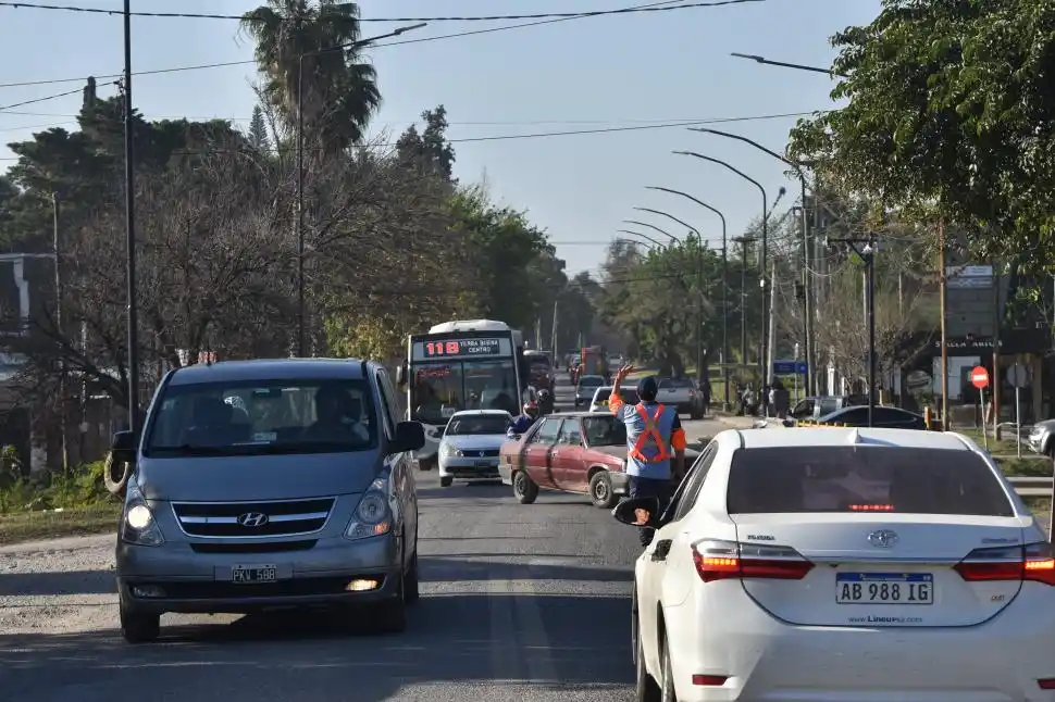 UNA POSTAL QUE SE REPITE. Autos, motos y peatones comparten a diario una calzada estrecha; el municipio promete alivio con el ensanchamiento.