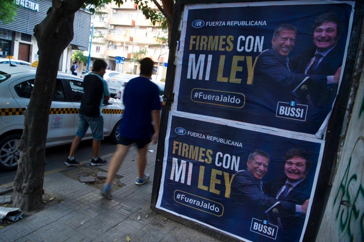 Así estaban los carteles en Tucumán