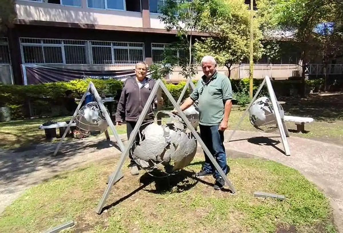 UNA OBRA INTERNACIONAL. El diseño de Unidad pertenece al artista estadounidense David McLinn: en Tucumán, fue materializada por el taficeño Atilio Roberto (de izquierda a derecha). / CORTESÍA UTN