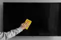El truco infalible para limpiar la pantalla del televisor sin dañarla, según los expertos