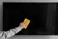 Cómo limpiar la pantalla del televisor sin dañarla: el truco que recomiendan los expertos