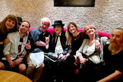 Charly García cumple 74 años: festejó en un bar y una multitud lo ovacionó en la puerta de su casa