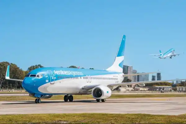 Planificando vacaciones de verano: ¿conviene viajar en auto, avión o colectivo a la costa?