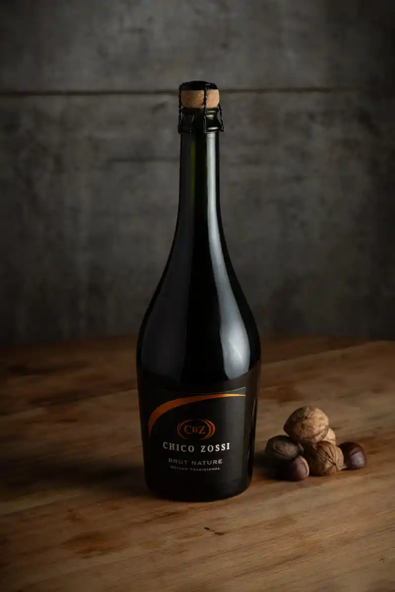 EN BOTELLA. El espumante que Chico Zossi vende en su bodega y en locales propios. 