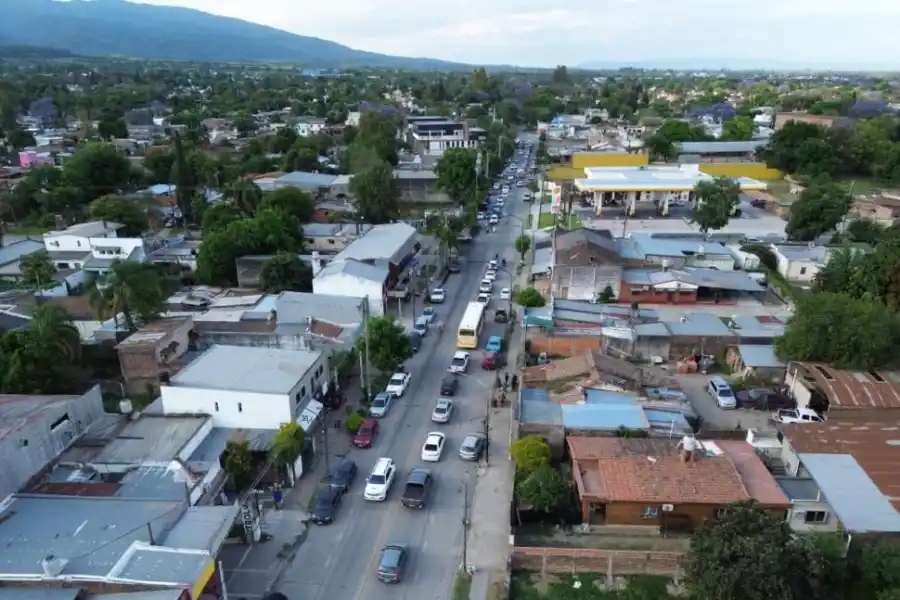 VISTA DESDE ARRIBA. La expansión inmobiliaria en torno a la Solano Vera agravó los problemas de tránsito en la avenida que se convirtió en un corredor clave que une el sur con el norte del Gran Tucumán.