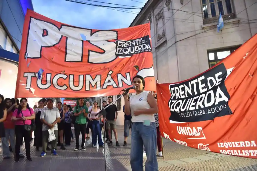 IZQUIERDA: Arreguez habló a los transeúntes en la peatonal Mendoza.