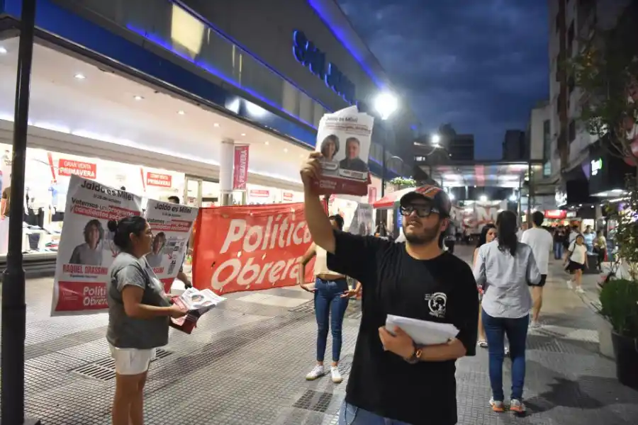 POLÍTICA OBRERA: Integrantes del espacio entregaron panfletos.
