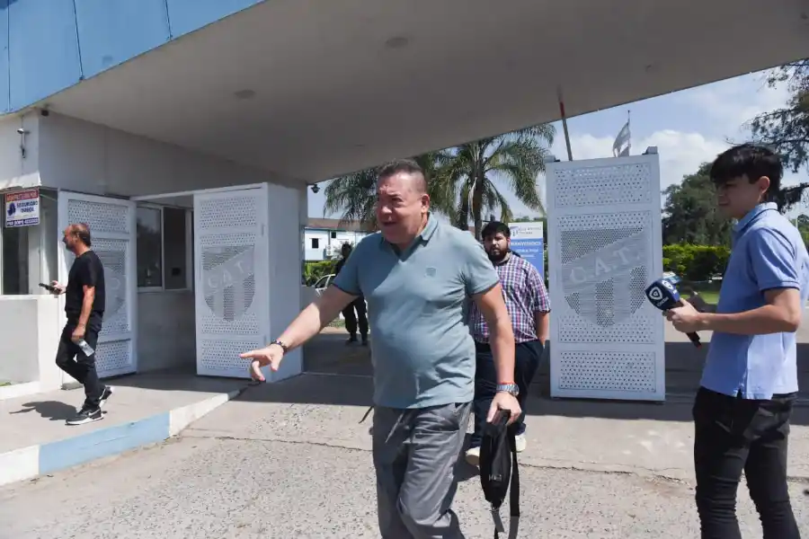 SECRETARÍA TÉCNICA. Abbondándolo sale del complejo luego de la reunión con el plantel.