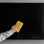Cómo limpiar la pantalla del televisor sin dañarla: el truco que recomiendan los expertos