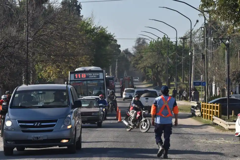 ESQUINA COMPLICADA. La intersección con el Camino de Sirga requiere siempre de la presencia de oficiales de tránsito.