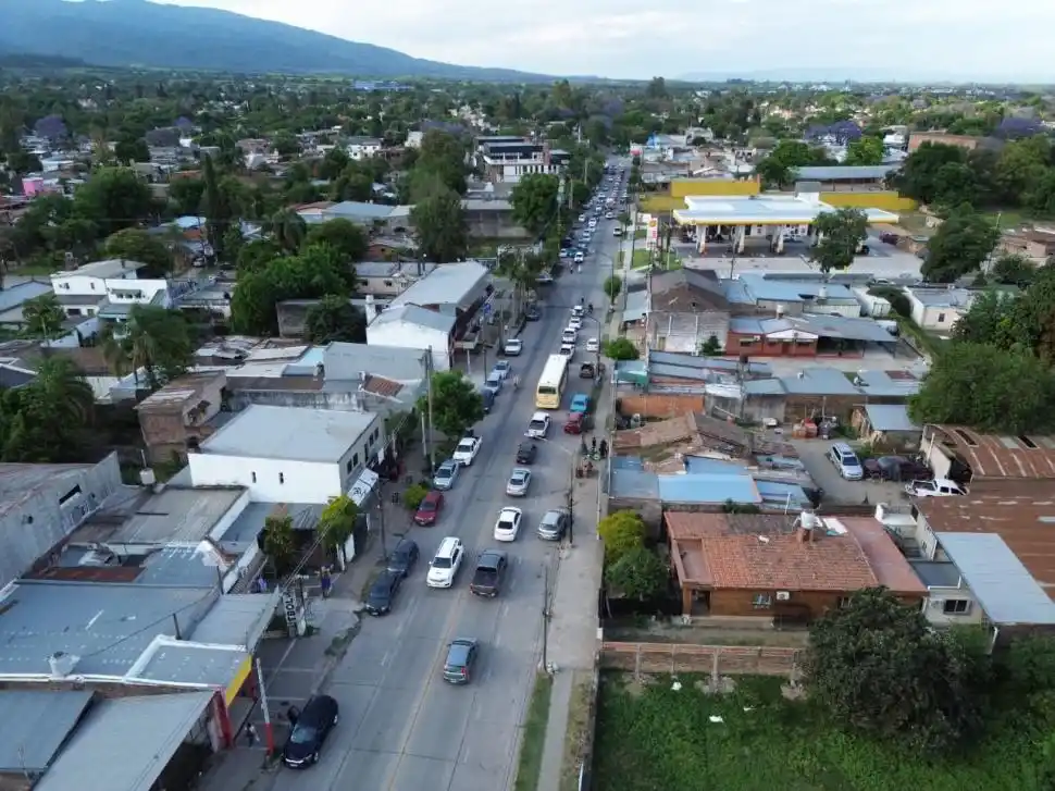 VISTA DESDE ARRIBA. La expansión inmobiliaria en torno a la Solano Vera agravó los problemas de tránsito en la avenida que se convirtió en un corredor clave que une el sur con el norte del Gran Tucumán.