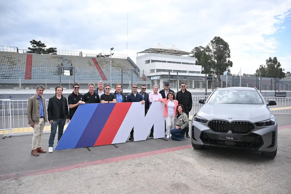 Integrantes de la red de concesionarios de BMW Group Argentina junto a Federico Álvarez Castillo.