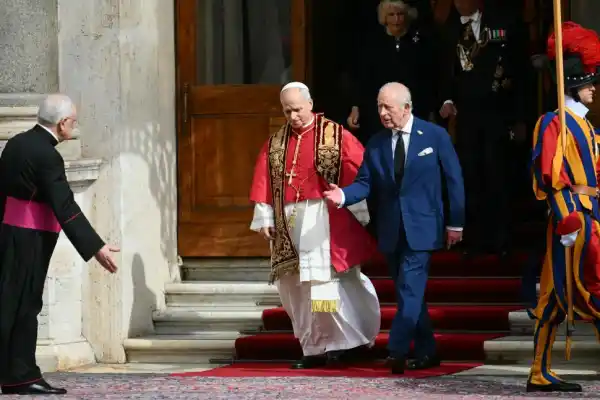 Un oficio religioso inédito en la historia: el papa León XIV reza junto al rey Carlos III
