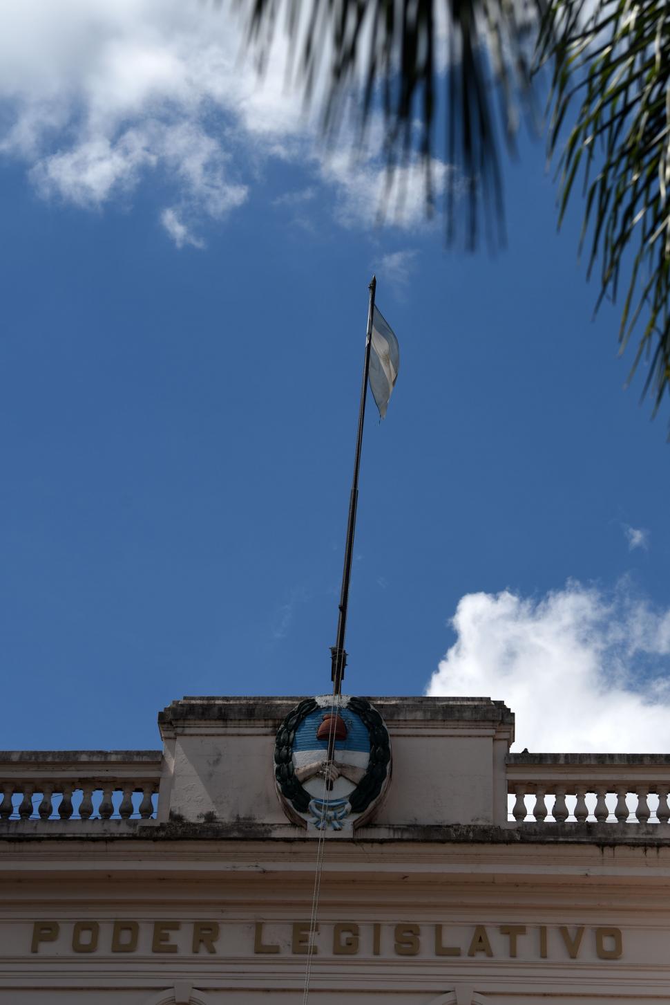 LO QUE QUEDA. El escudo del Poder Legislativo sigue casi intacto.