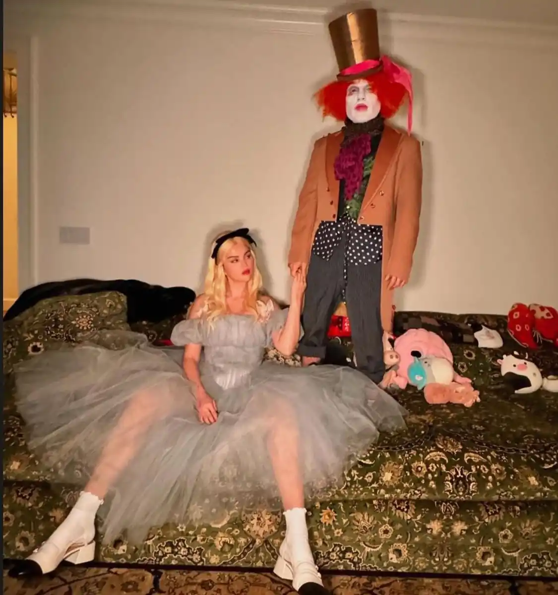 Selena Gomez y Beni Blanco de Alicia y el Sombrerero en 2024.