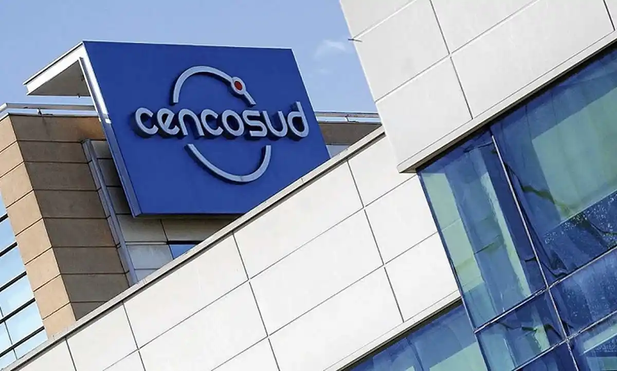 Tras el cierre de tres supermercados, Cencosud se baja de la competencia por comprar Carrefour